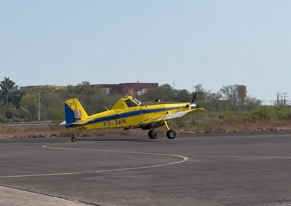 Avião Air Tractor amarelo e azul, prefixo PS-SKN, em pista de pouso em Manaus para combate a incêndios florestais.