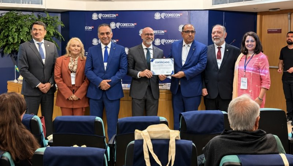 Sete representantes do Cieam e Corecon-SP posam para foto segurando um certificado durante a Conferência ZFM 2050.