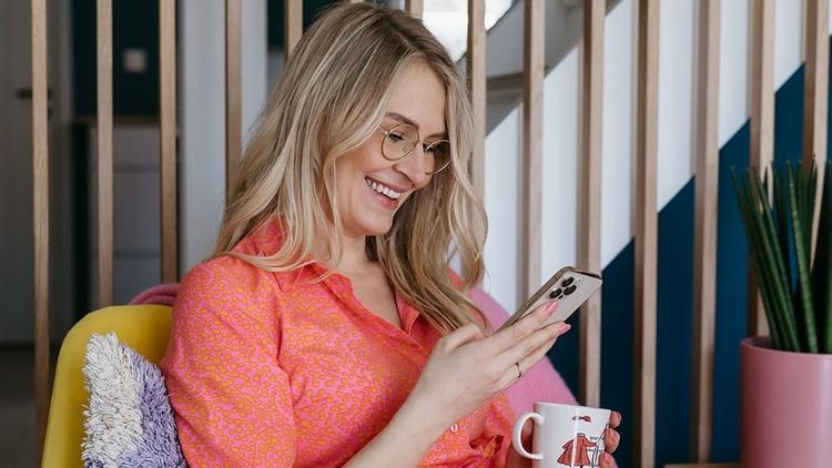 Meri Wiik er LinkedIn-ekspert og foredragsholder som hjelper ledere å bygge personlig merkevare og strategisk synlighet gjennom Wiik Up Call