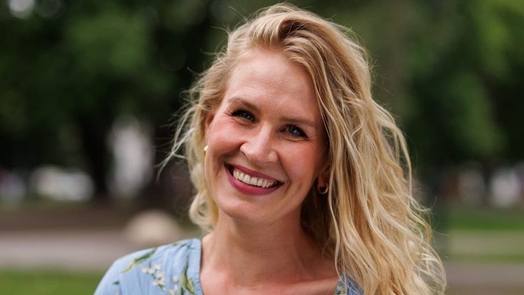 Meri Wiik smiler og jobber med strategisk innholdsmarkedsføring på LinkedIn for å skape synlighet, bygge merkevare og få leads via personlig profil og ansatte som ambassadører.