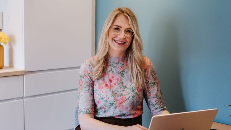 Meri Wiik er LinkedIn-ekspert og foredragsholder som hjelper ledere å bygge personlig merkevare og strategisk synlighet gjennom Wiik Up Call