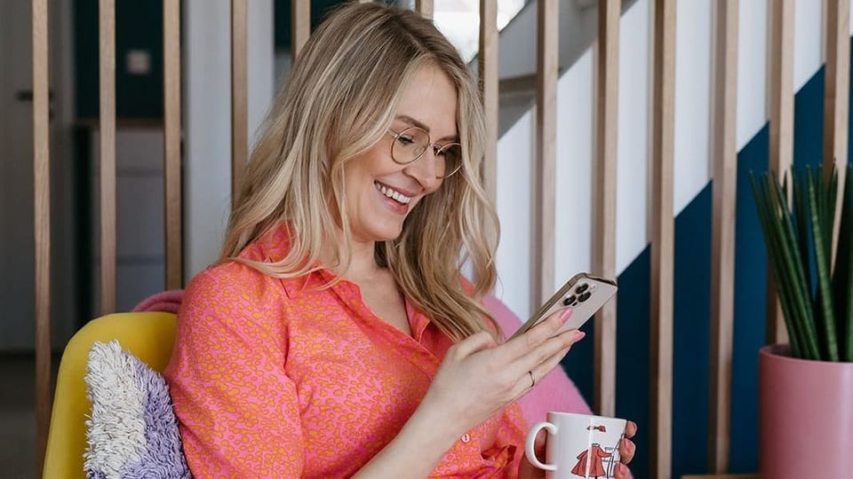 Meri Wiik er LinkedIn-ekspert og foredragsholder som hjelper ledere å bygge personlig merkevare og strategisk synlighet gjennom Wiik Up Call