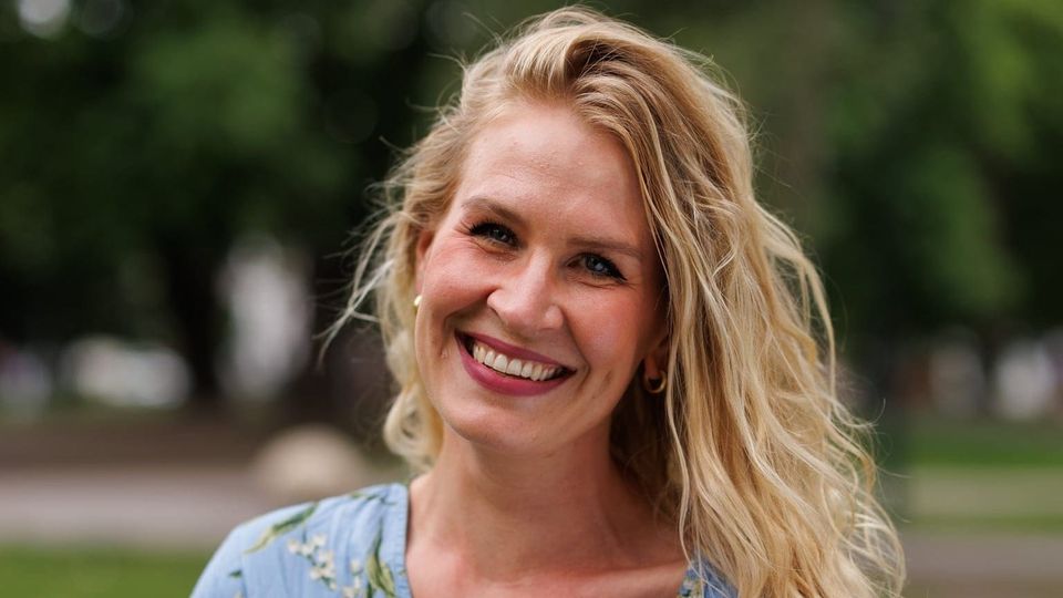 Meri Wiik smiler og jobber med strategisk innholdsmarkedsføring på LinkedIn for å skape synlighet, bygge merkevare og få leads via personlig profil og ansatte som ambassadører.