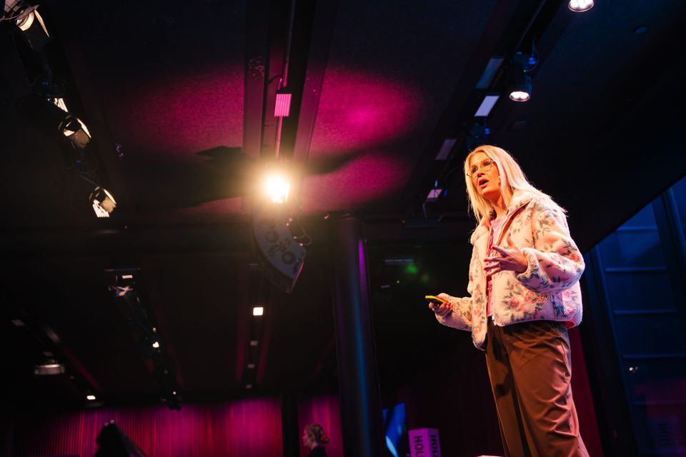 Meri Wiik holder kurs og foredrag om merkevare, innhold skapt av ansatte og hvordan LinkedIn gir resultater.