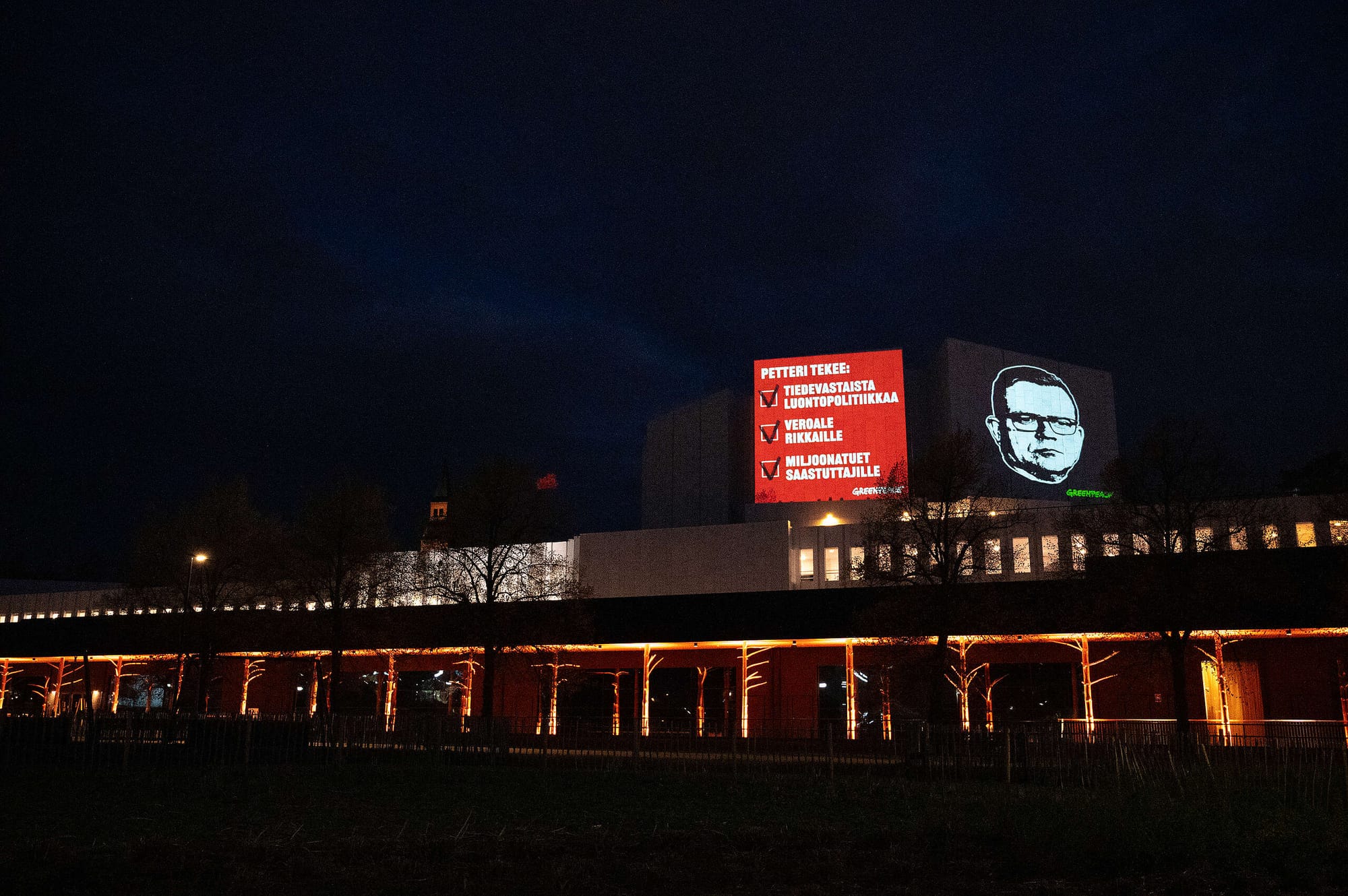 Finlandia-talon seinään ilmestyivät valtavat Orpon ja Trumpin naamat