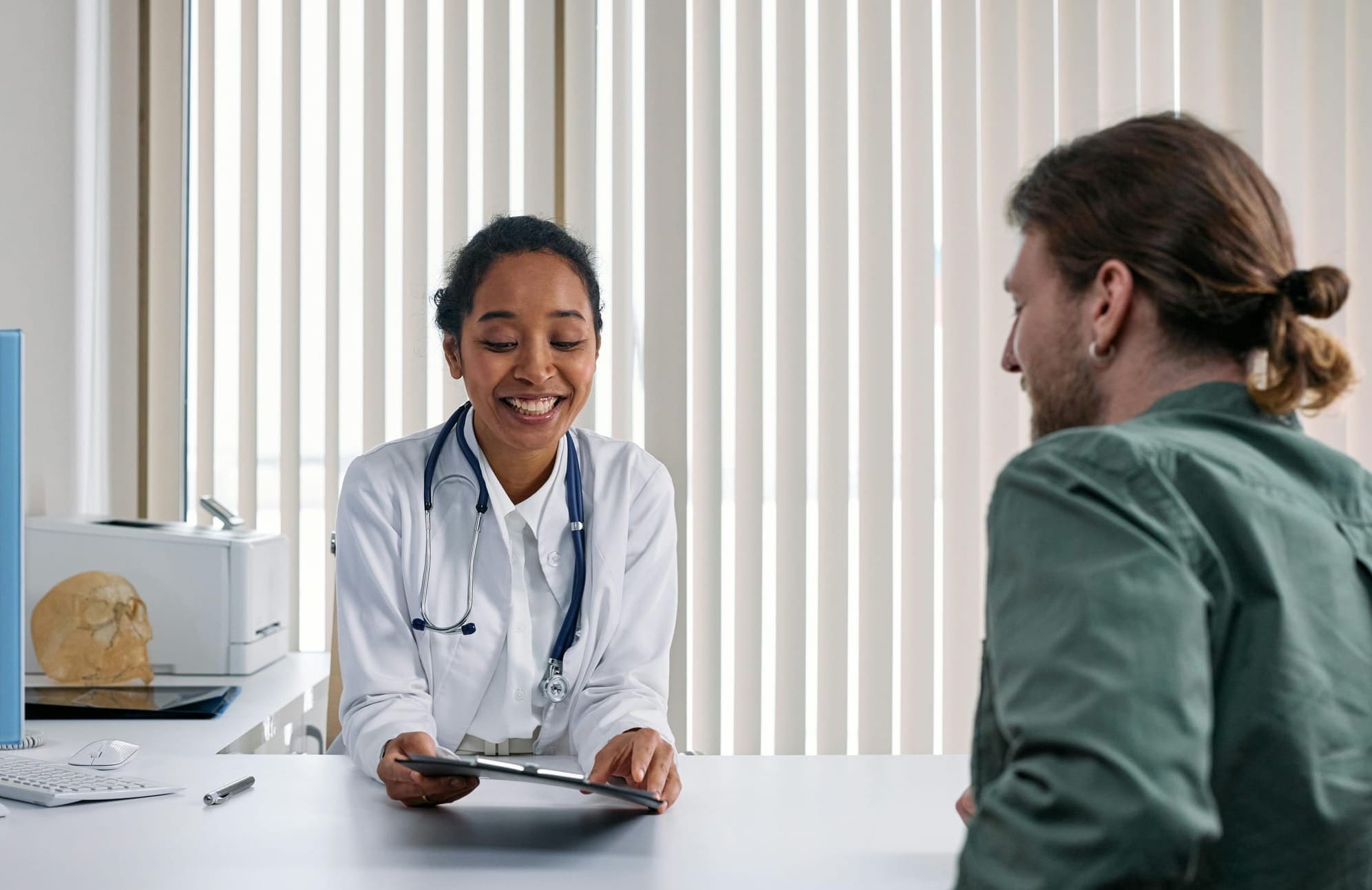 Suomalaisten enemmistö on valmis ottamaan hoitoa lääkäriltä, joka vasta opettelee suomea tai ruotsia