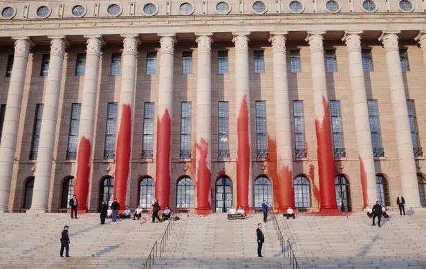 Tukikampanja Eduskuntatalon pylväiden maalareille keräsi hetkessä tuhansia euroja post image