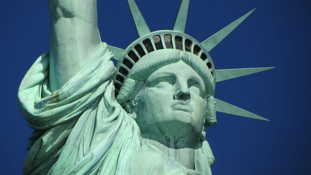 USA-uutiskooste: maahanmuuttajien karkoitukset Etelä-Sudaniin aloitetaan, CBS Newsin johtaja eroaa Trumpin painostuksesta, illallinen kryptovaluuttasijoittajille, resursseja pois äärioikeiston uhan torjunnasta, sanastoa kielletään post image