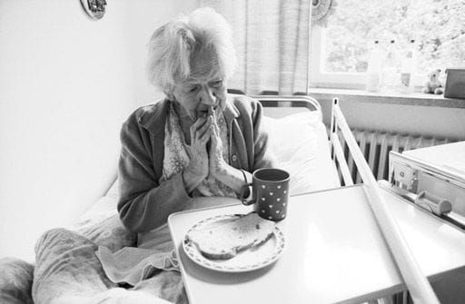 Jopa puolet Suomen hoivakotiasukkaista kärsii aliravitsemuksesta –  terveydenhuollolta puuttuvat työkalut post image