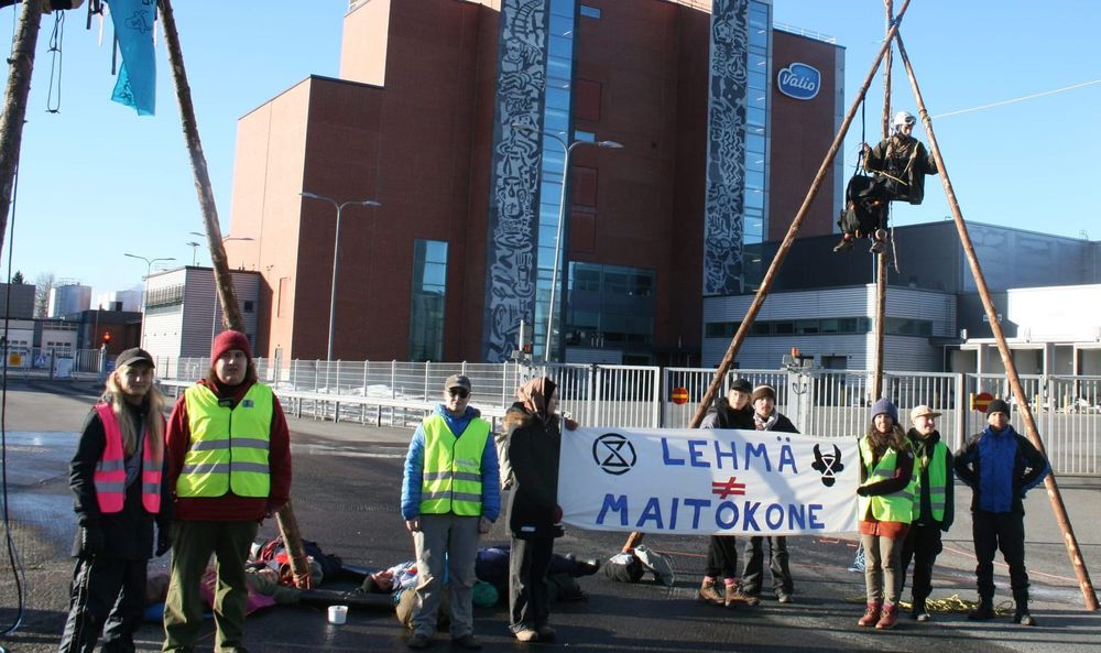 Mielenosoittajat pysäyttivät kuljetukset Valion tehtaalle Sari Essayahin kotikunnassa post image