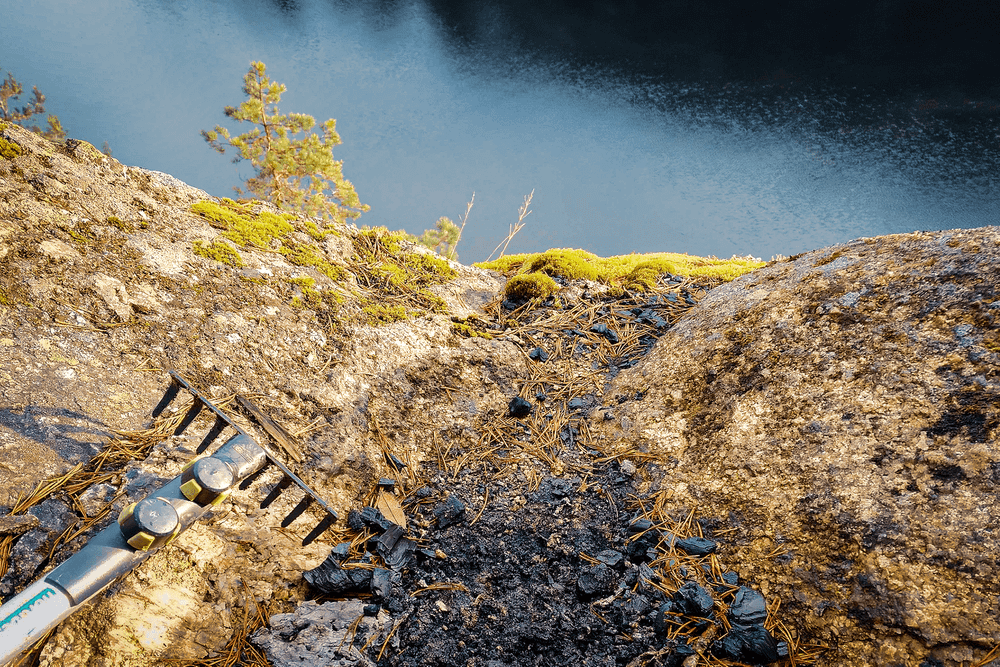 Nuuksion laittomat nuotiopaikat saivat kyytiä talkooväen toimesta post image