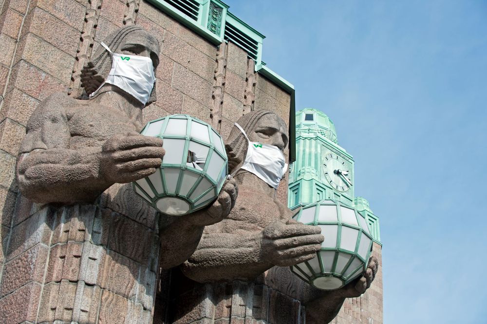 Miksi Suomessa on yhä maskisuositus, vaikka sen tieteellinen pohja on heikko ja muut Pohjoismaat ovat jo luopuneet maskeista? post image