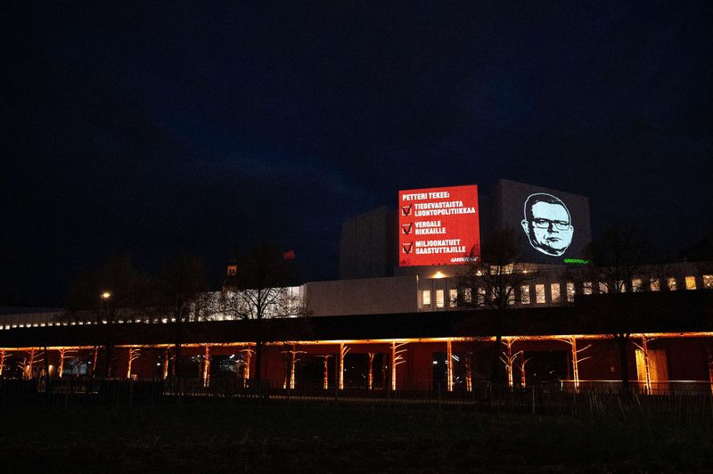 Finlandia-talon seinään ilmestyivät valtavat Orpon ja Trumpin naamat post image