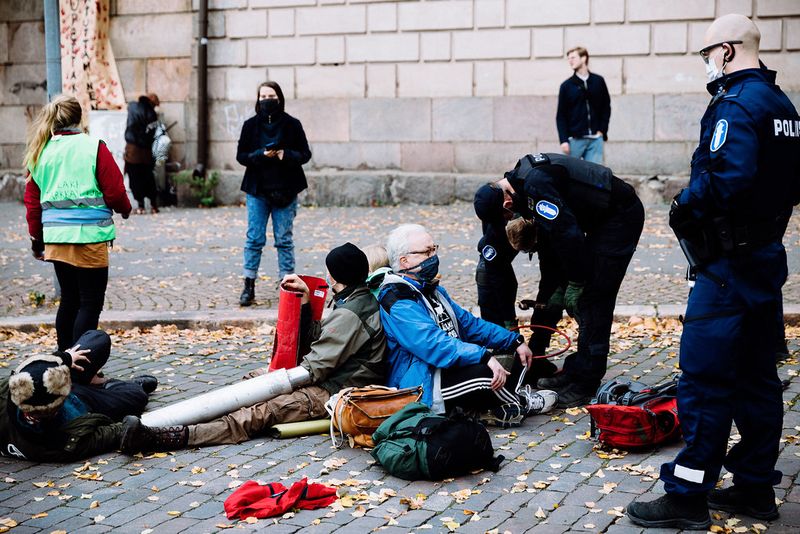 Ylikulutuksen vastustus yhdistää Elokapinan ja Aktivistimummot post image