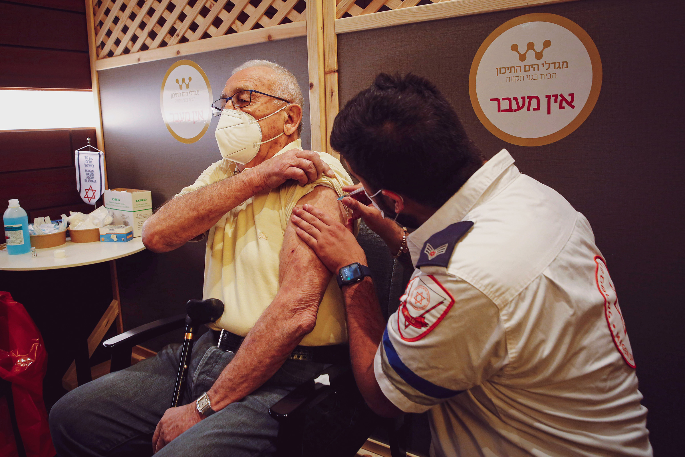 Päivittyvä artikkeli: Seuranta koronarokotusten tehosta Israelissa