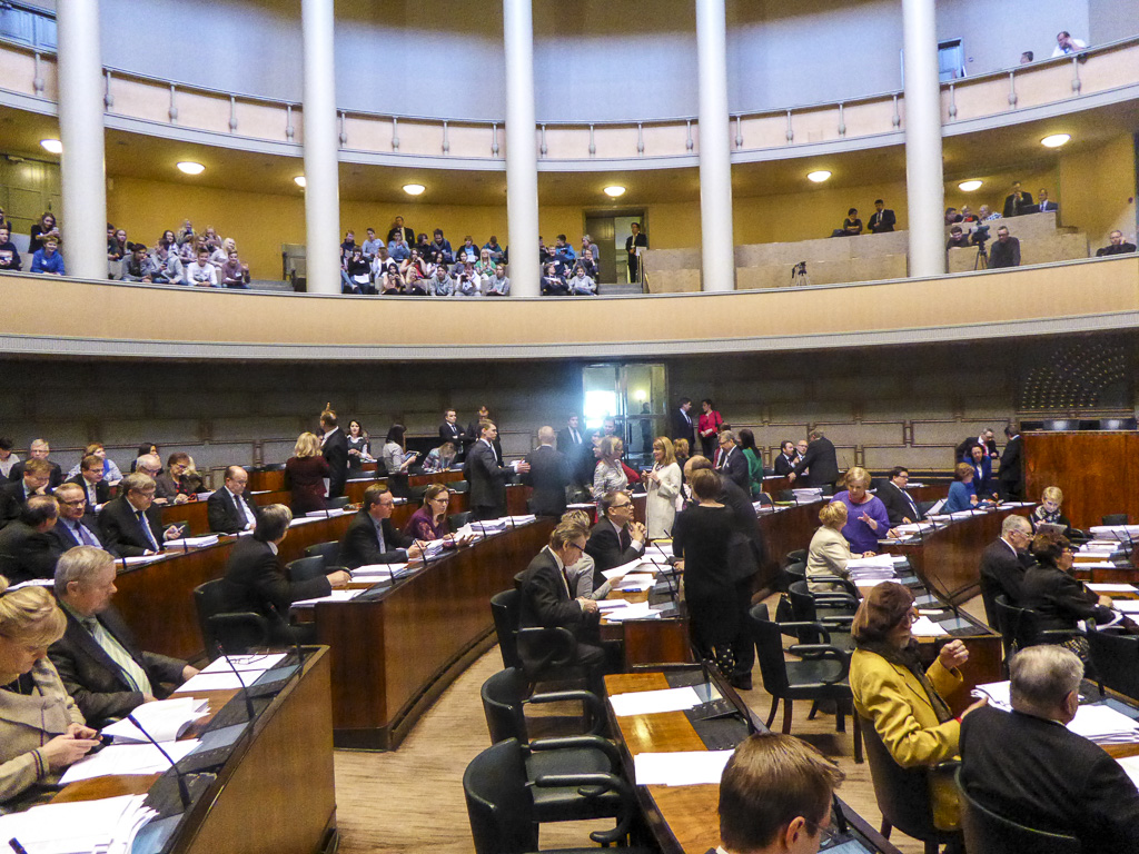 Kokoomuksen suunnanmuutos voi kaksinapaistaa puoluekentän