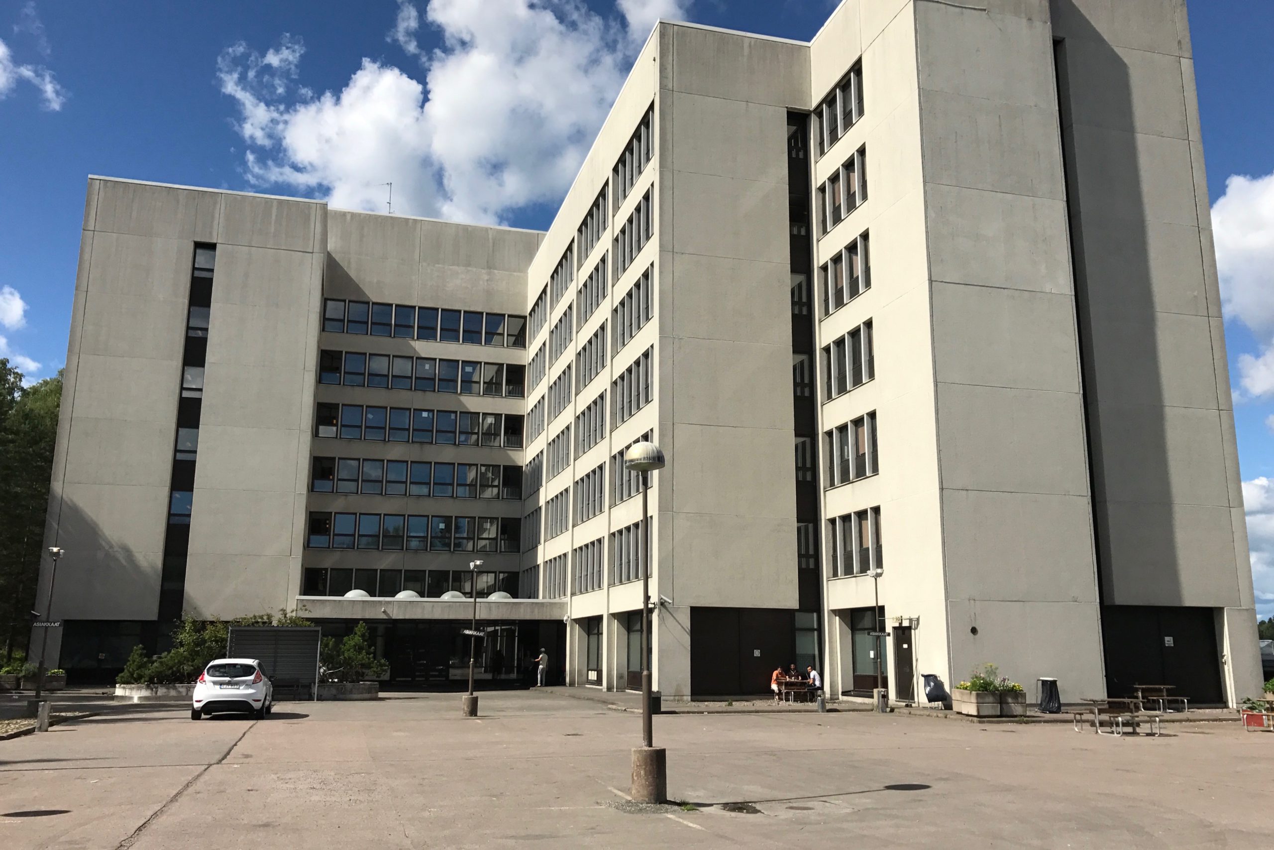 Vastaanottokeskusten lakkauttaminen voi vaikeuttaa turvapaikanhakijoiden työ-, opiskelu- ja perhe-elämää
