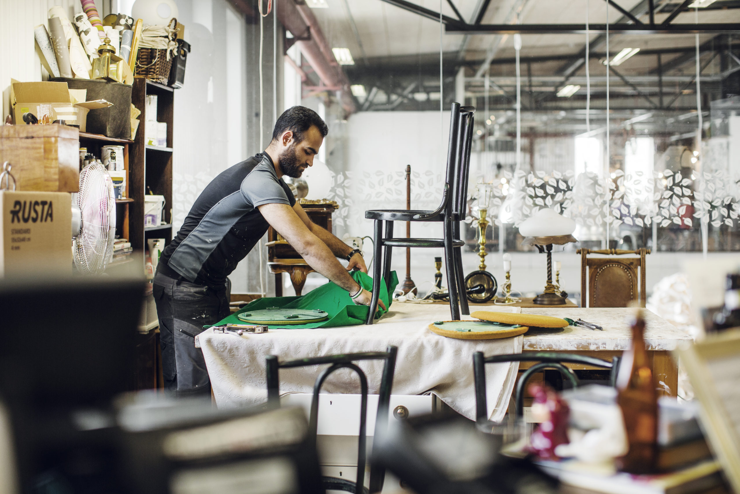 Eskilstunan ReTuna on maailman ensimmäinen kierrätyskauppakeskus ja siellä Ikeakin myy korjattuja huonekalujaan