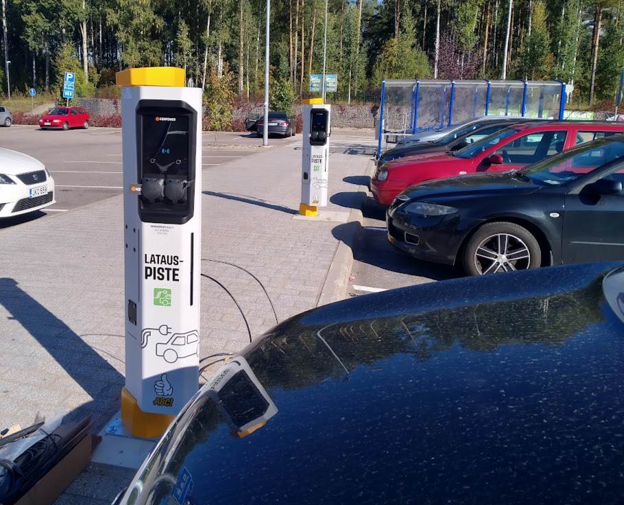 Valtion tuki eli energiaomavaraisuuslaina auttaisi maaseudun autoilun sähköistämisessä