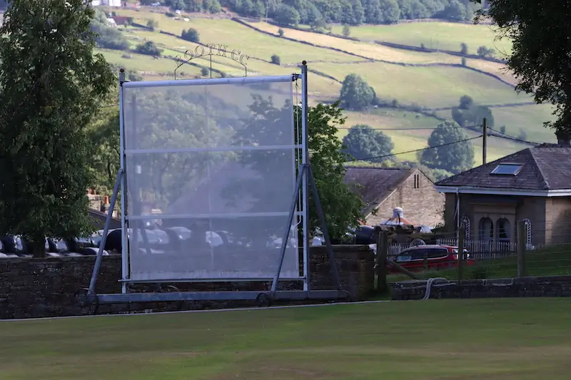 Booth sightscreen