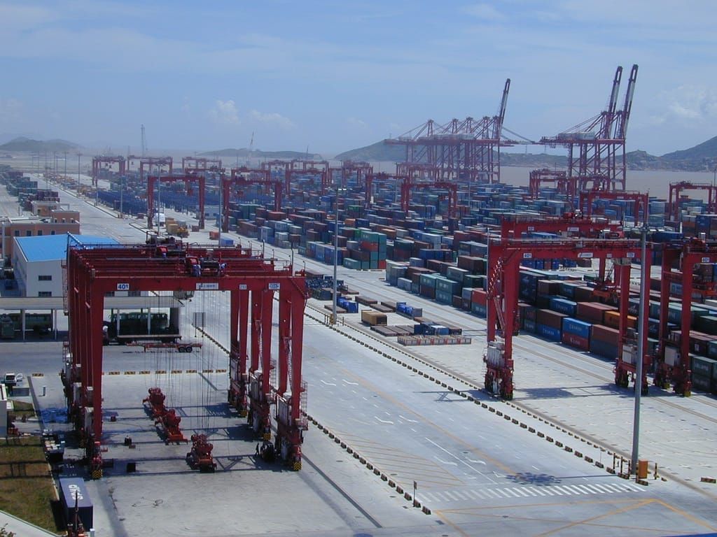 First ship makes trial call at Shanghai's next automated terminal