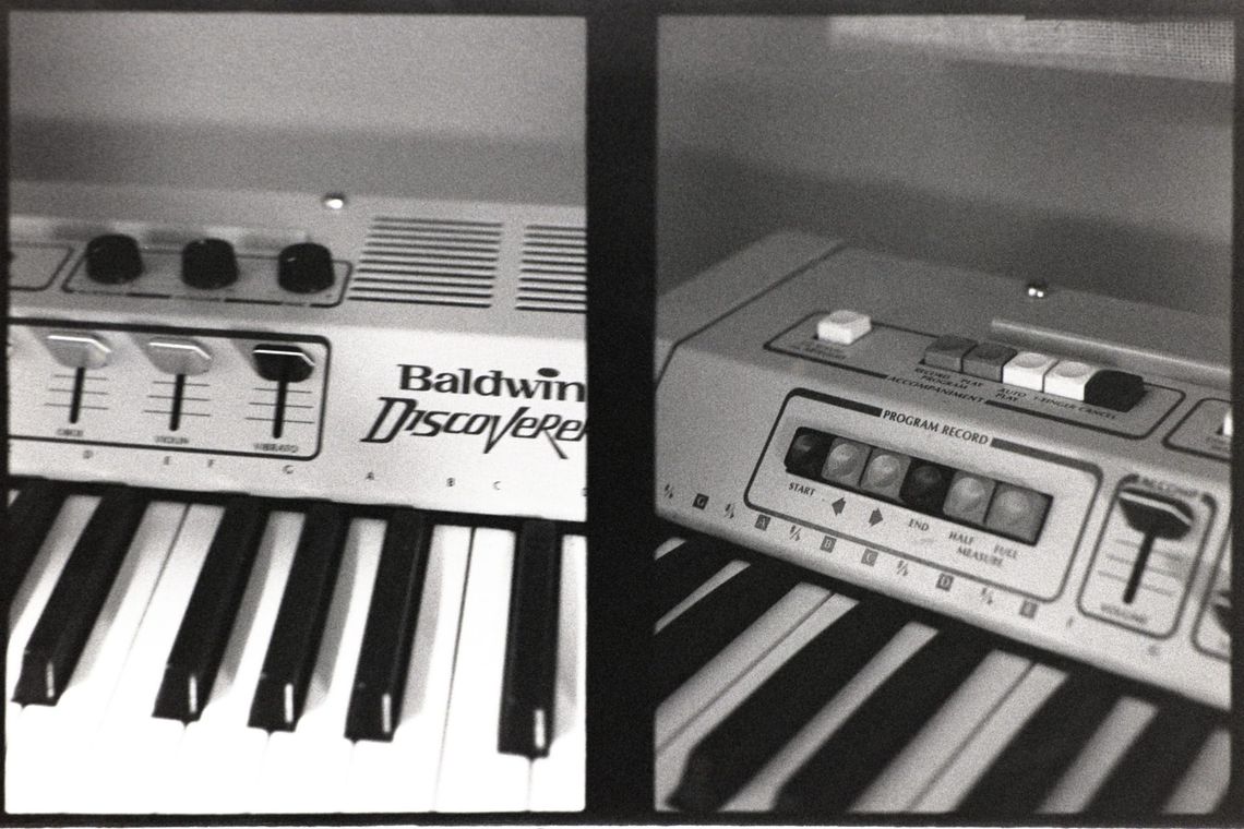 Two black and white photos of a vintage organ with a built in drum machine.