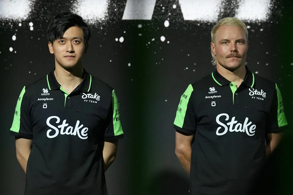 Zhou Guanyu and Valtteri Bottas- Sauber