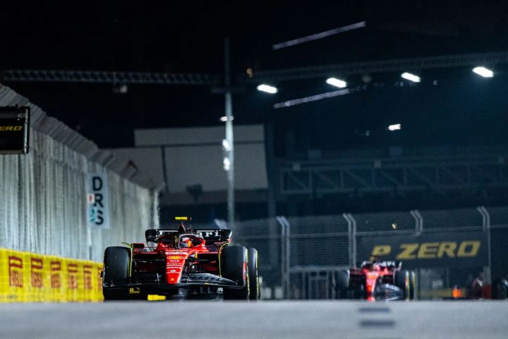 Sainz snatches Singapore Pole as Verstappen is out in Q2