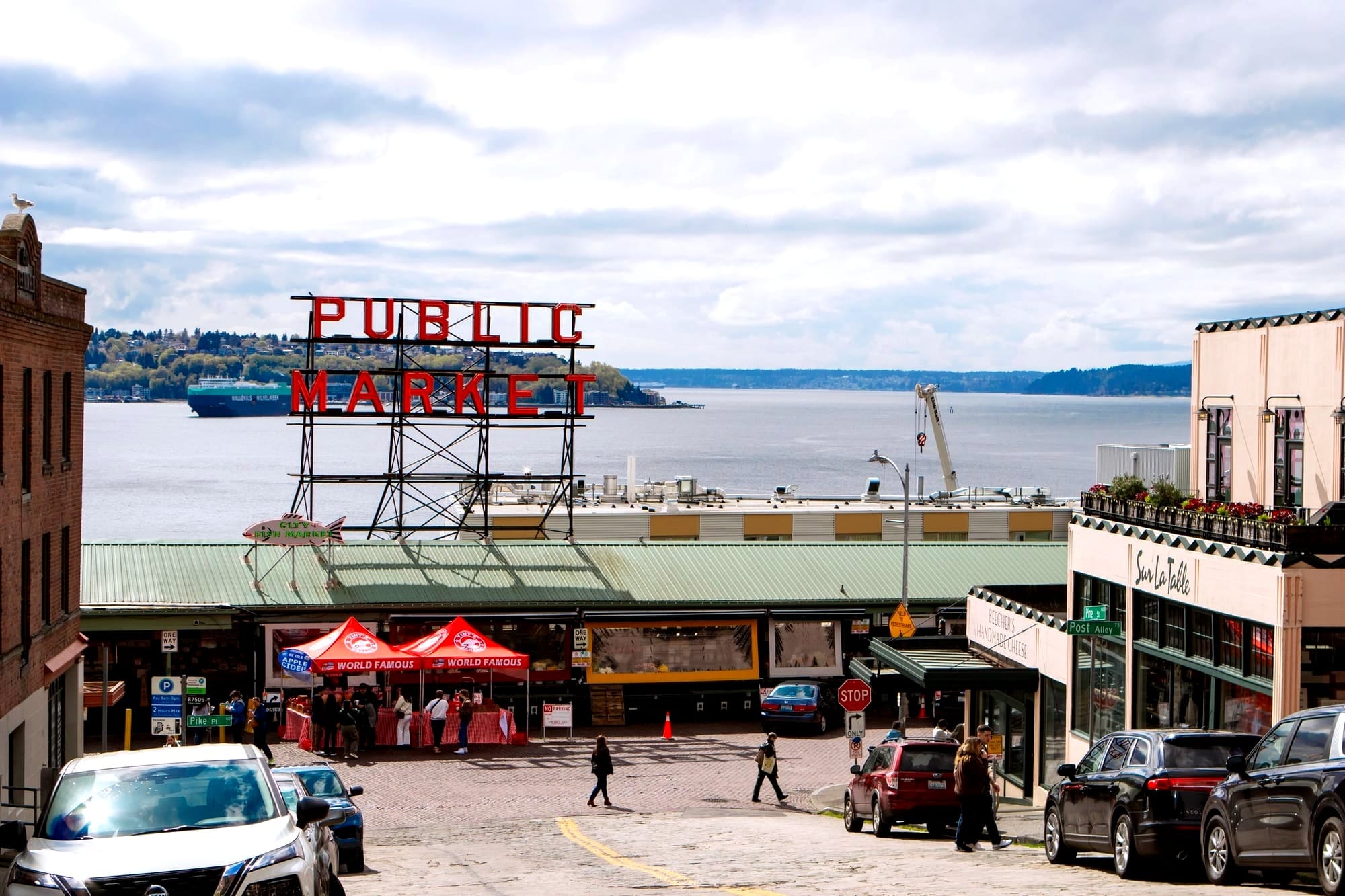 Public seafood market open to its community