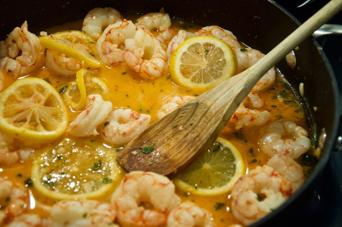 Shrimp sautéing in lemon sauce
