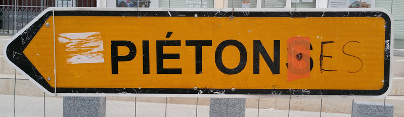 photographie d'un graffiti inclusif : « piétons » devient « piéton·es » photographie d'un graffiti inclusif : « piétons » devient « piéton·es »