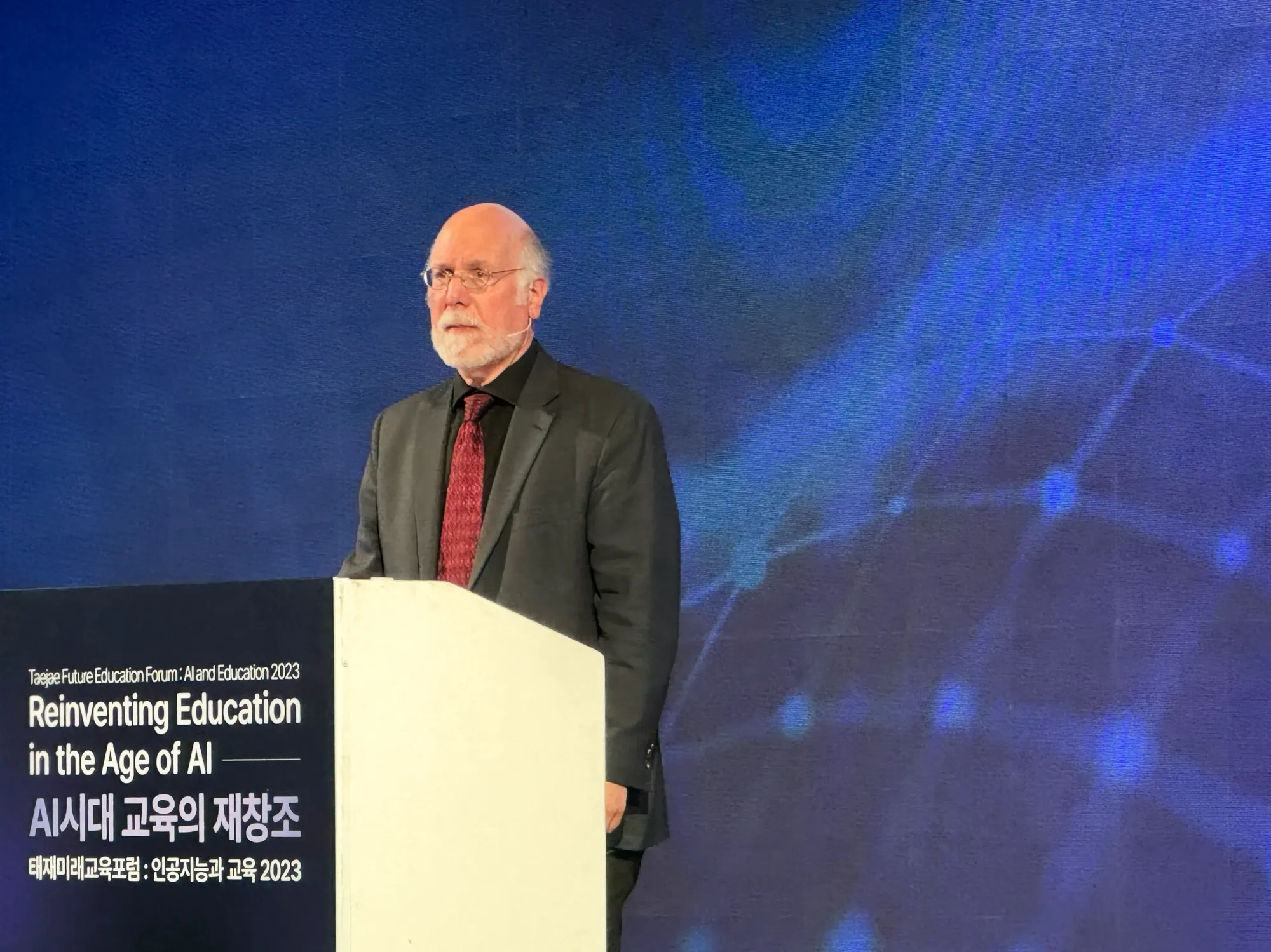 스티븐 코슬린 교수가 단상 앞에 서서 발표하고 있다.