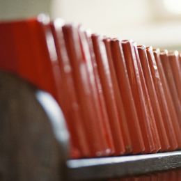 Structure, not wording, exposes AI fiction — and points to which model wrote it