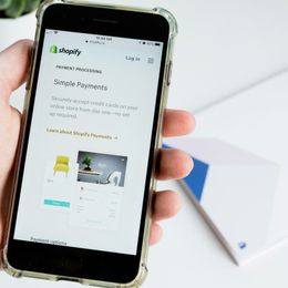 Shopify lets AI agents in the browser complete checkout