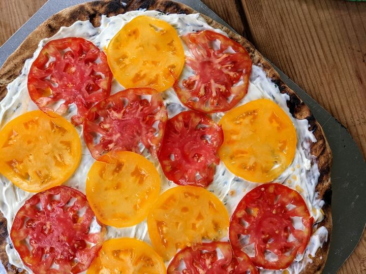 Tomatoes and creame cheese on pizza.