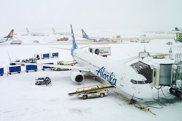 El tráfico aéreo del aeropuerto de Anchorage / Alaska.