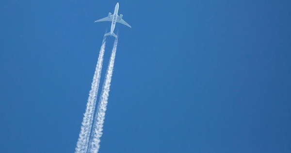La explicación real detrás de las líneas blancas que ves en el cielo
