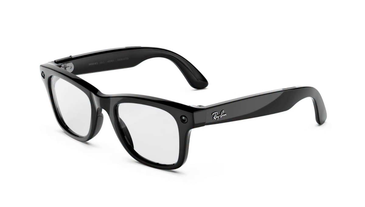 Et par svarte, glansfulle Ray-Ban Meta smarte briller (generasjon 3) med klare glass, fotografert i en skrå vinkel mot en hvit bakgrunn.