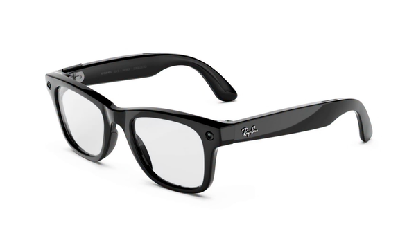 Et par svarte, glansfulle Ray-Ban Meta smarte briller (generasjon 3) med klare glass, fotografert i en skrå vinkel mot en hvit bakgrunn.