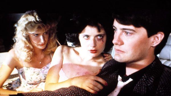 Kyle Maclachlan driving looking at the road while Isabella Rosselini looks at him like she wants to fuck him & Laura Dern looks at him like she wants to kill him and fuck him