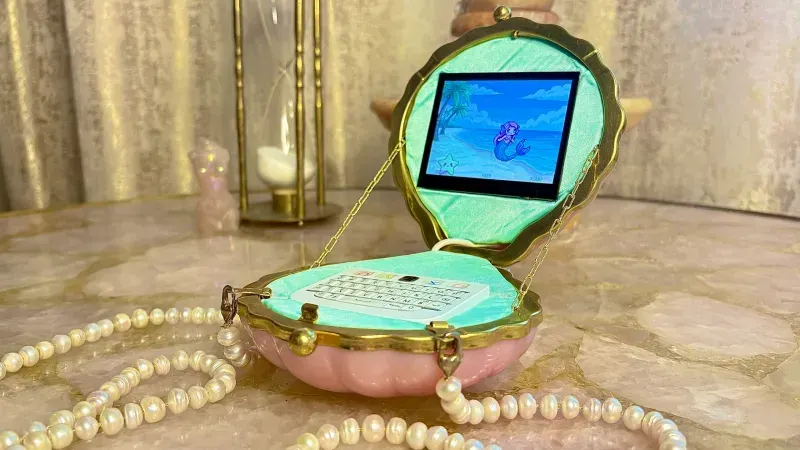 Her Cyberdeck Lives in a Vintage Purse. 32 Million People Watched.