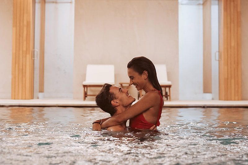 Paar genießt gemeinsame Zeit im Pool.