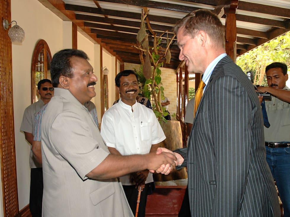 Erik Solheim (right), then Norway’s Minister of International Development and Special Envoy to Sri Lanka, meets LTTE leader Velupillai Prabhakaran (left) in January 2006. At centre is S. P. Thamilselvan, head of the LTTE’s political wing.