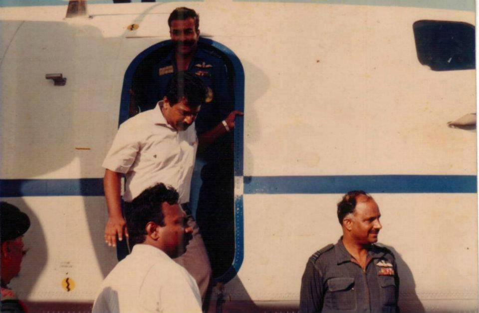 Prabhakaran disembarks from an Indian military aircraft during his visit to meet then Indian Prime Minister Rajiv Gandhi.