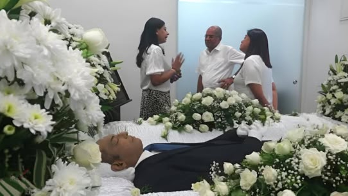 The body of Kapila Chandrasena, former chief executive of SriLankan Airlines, was laid out for final respects at his family residence following his death amid an ongoing corruption investigation.