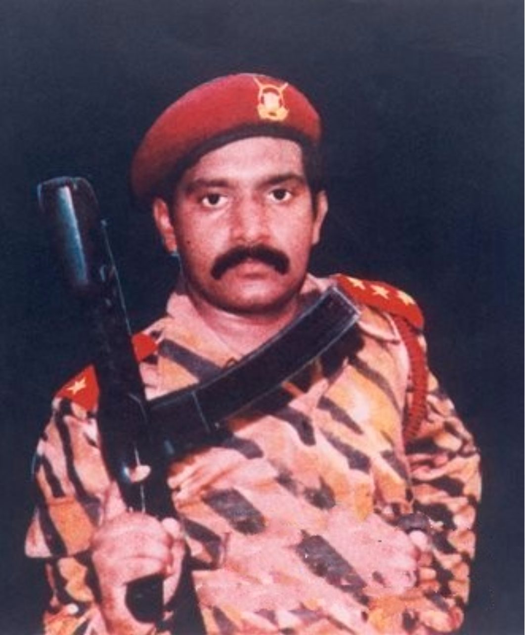 The photograph of Prabhakaran that appeared in the LTTE's 1983 booklet Arasa Bayangaravadhamum Aayudha Puratchiyum.