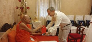 Senior Buddhist Monk Welcomes U.S. Tariff Cut in Meeting With New Ambassador