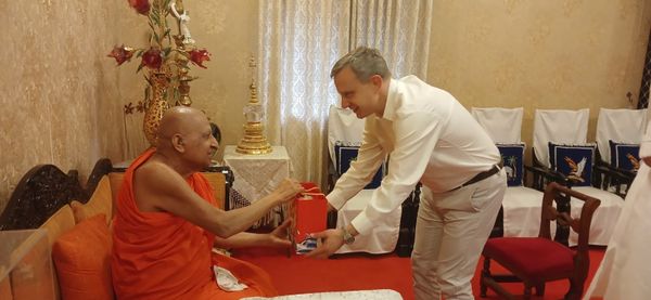 Senior Buddhist Monk Welcomes U.S. Tariff Cut in Meeting With New Ambassador