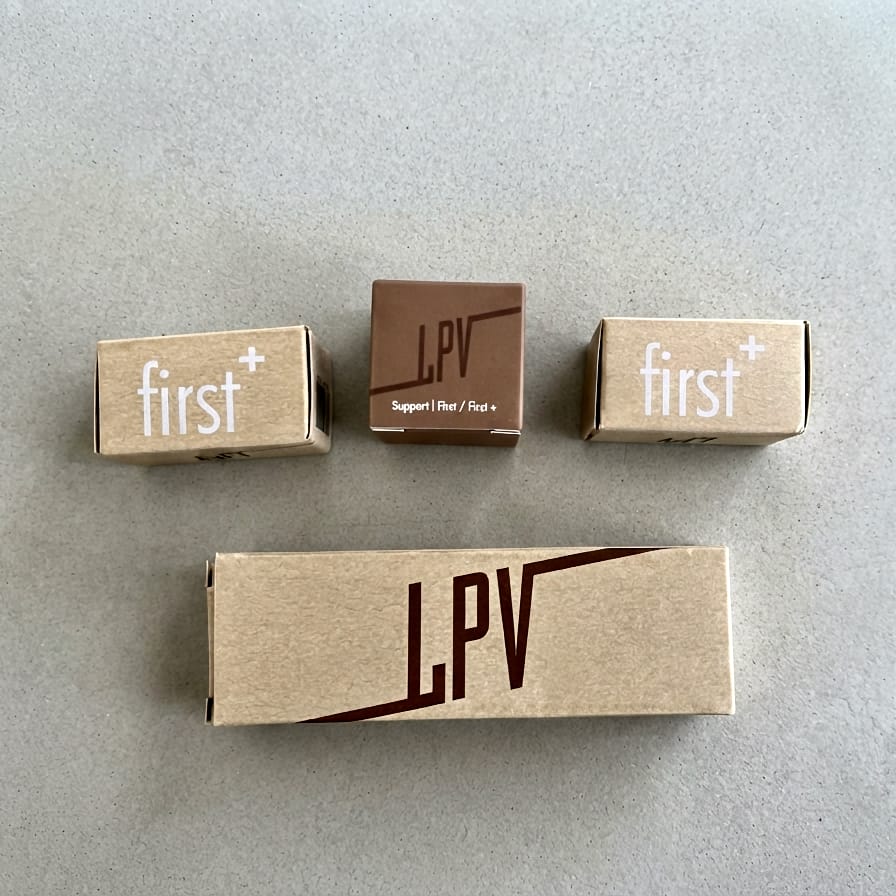Boîtes d'accessoires First Plus LPV avec deux cartouches, un support et un étui de résistances.