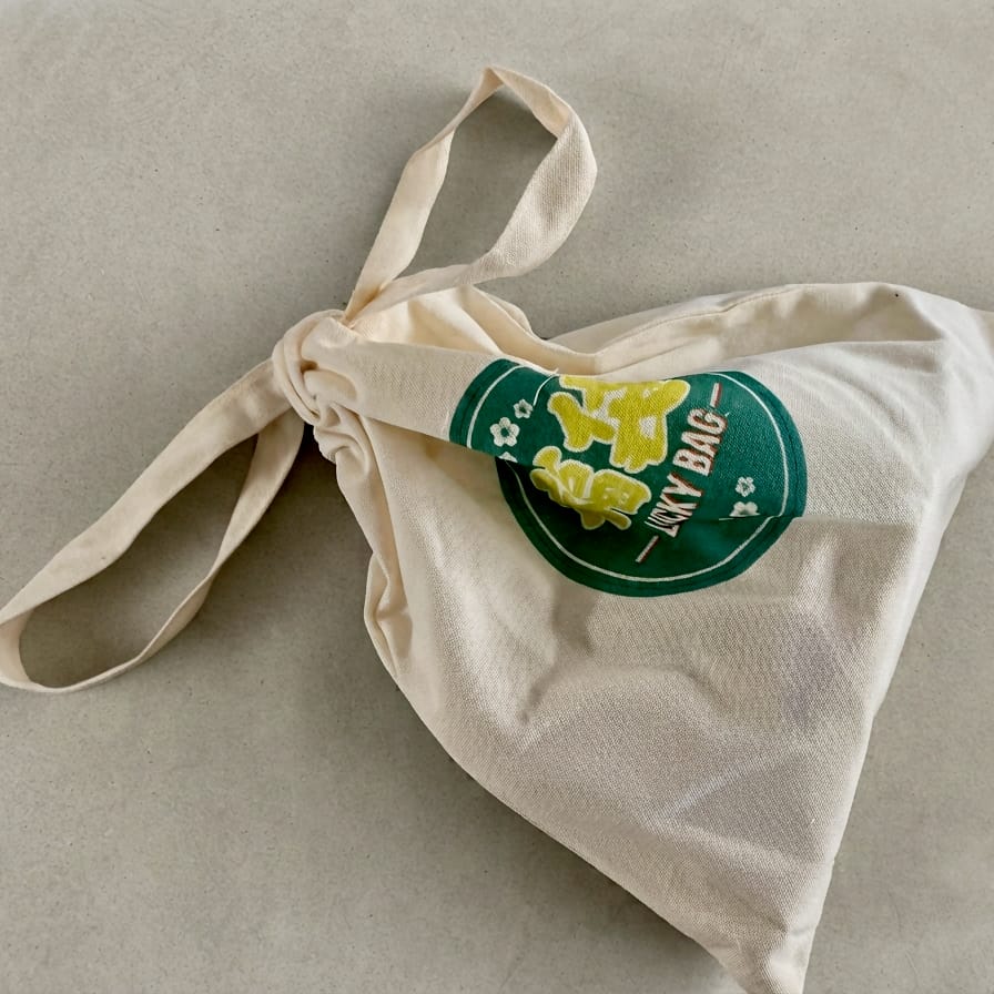 Tote bag fermé, en toile beige du Lucky Bag du Petit Vapoteur, avec logo 福袋 Lucky Bag.